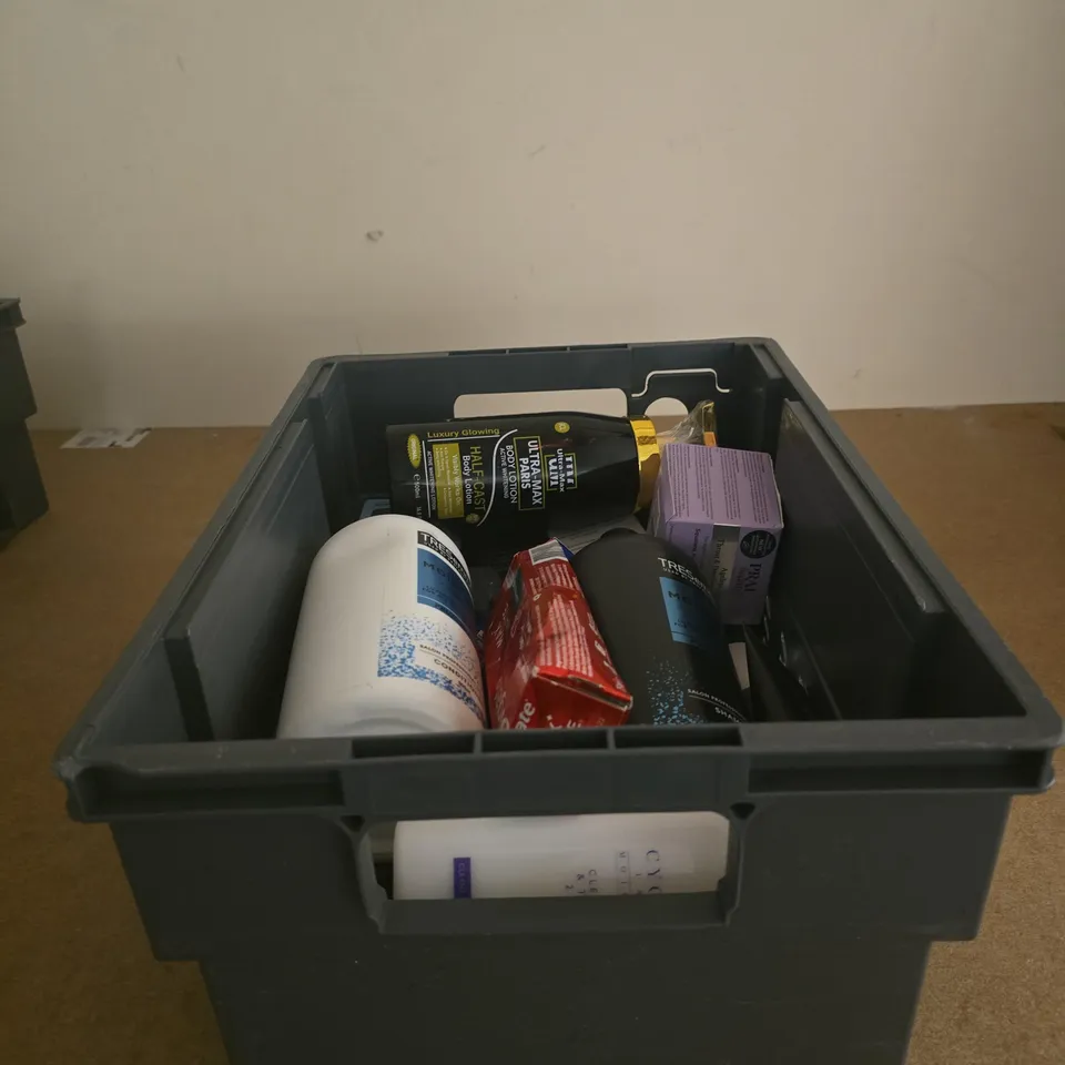 TOTE OF APPROXIMATELY 20 ASSORTED COSMETIC ITEMS TO INCLUDE TRESEMME, ULTRA MAX PARIS BODY LOTION, NO7 MEN, PRAI BEAUTY AGELESS CREME, COLGATE MAX WHITE, EYEKO LASH ALERT MASCARA ETC