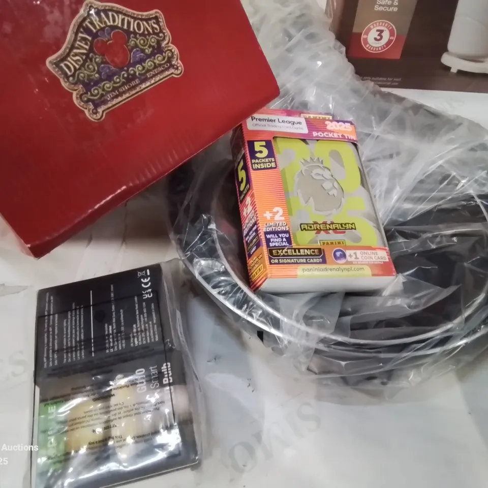 BOX OF APPROXIMATELY 10 VARIOUS HOUSEHOLD ITEMS TO INCLUDE: DISNEY ORNAMENT, KNIFE SET, 800W OIL FILLED RADIATOR, SINK DISH DRYING RACK,CASSEROLE DISH, FRYING PANS ETC.