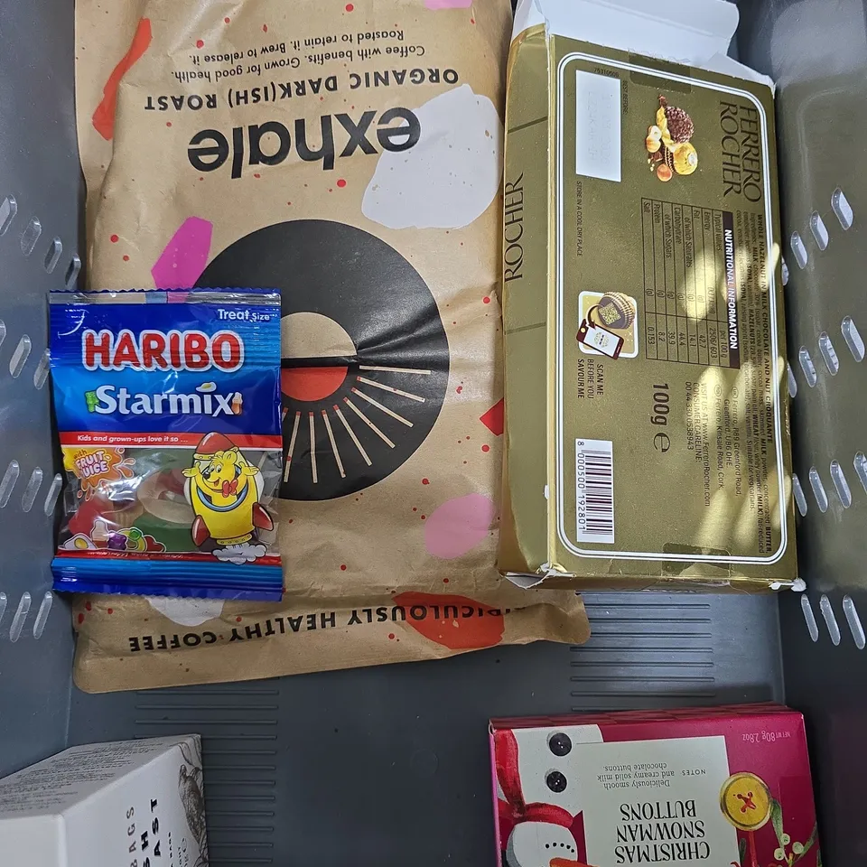 APPROXIMATELY 10 ASSORTED FOOD/DRINK PRODUCTS TO INCLUDE OREO, EXHALE COFFEE, STRAWBERRY MIXER ETC 