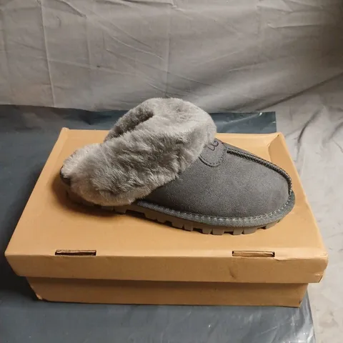 GREY UGGS WITH FLEECE LINING, EU SIZE 37