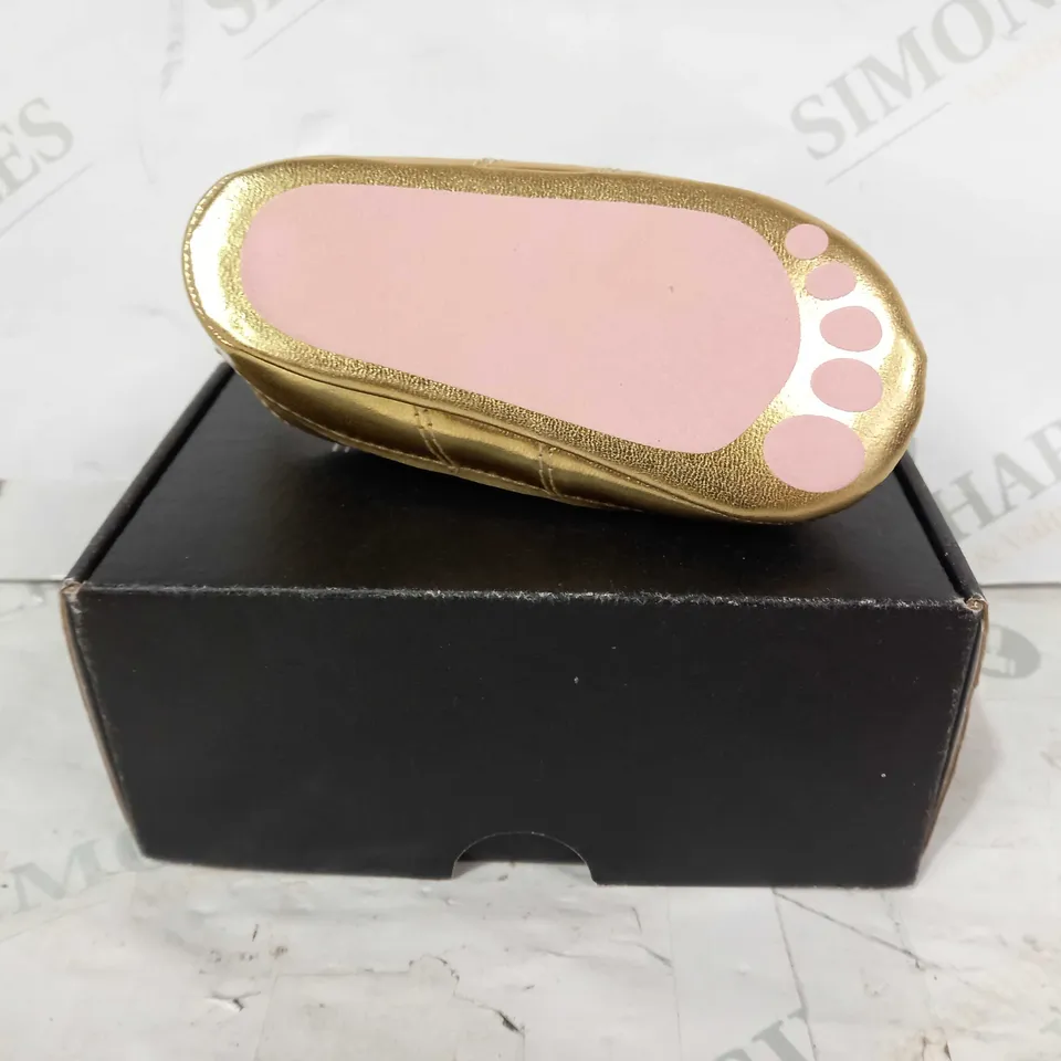 BOXED PAIR OF TRUMPETTE BABY SHOES IN METALLIC GOLD/PINK SIZE 5