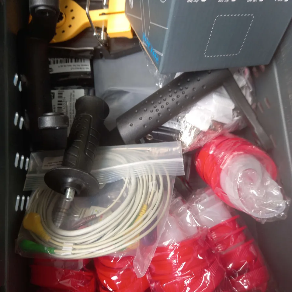 BOX OF APPROXIMATELY 8 HOUSEHOLD ITEMS TO INCLUDE - NGT SCREW CAP FEEDER SYSTEM - LONDON SOUVENIR CLOCK - DINGBATS NOTEBOOK - ETC