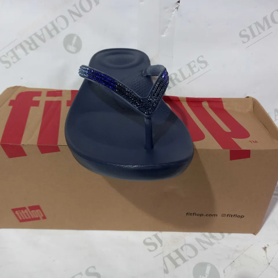 BOXED PAIR OF FITFLOP FLIP-FLOPS IN NAVY W. SPARKLE EFFECT UK SIZE 5