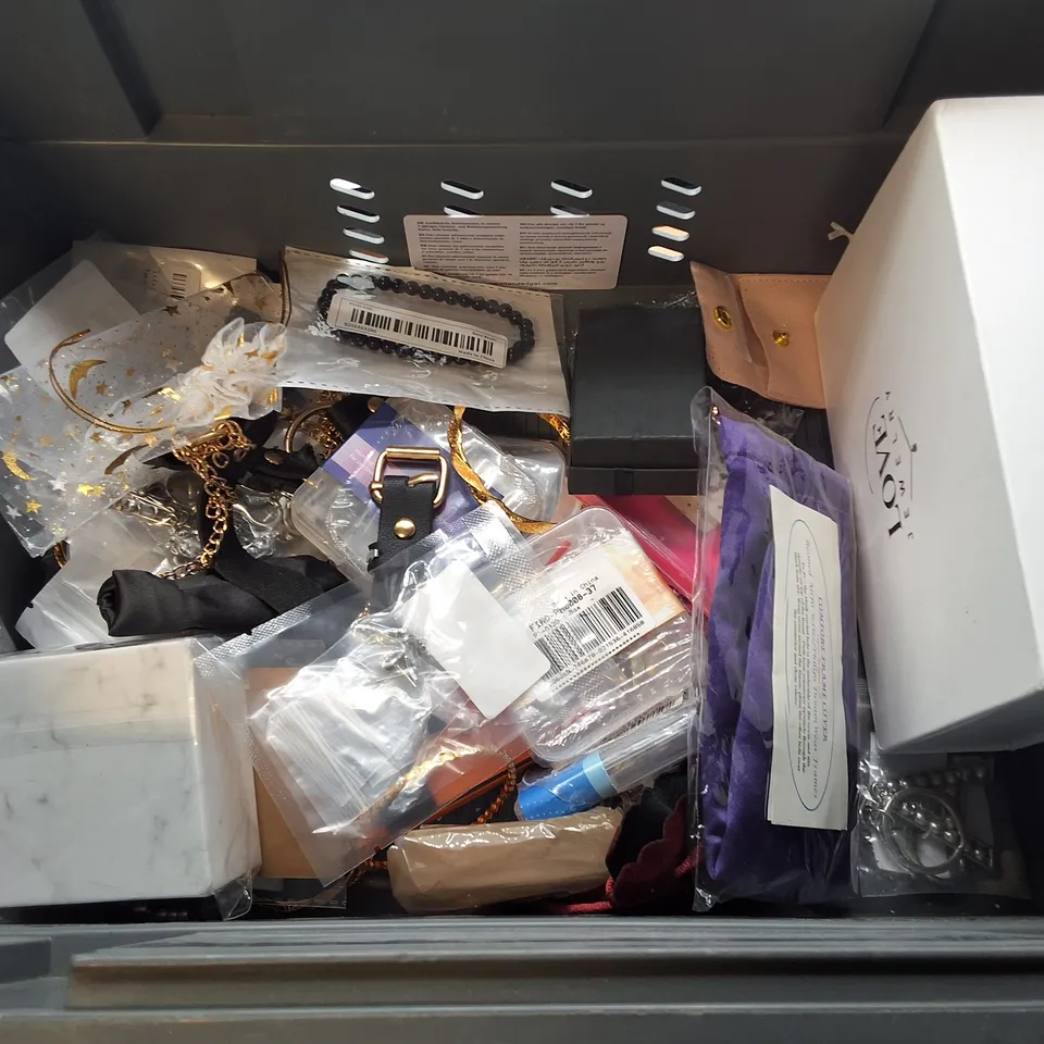 LOT OF ASSORTED JEWELLERY ITEMS TO INCLUDE BRACELETS, CUFF LINKS AND NECKLACES