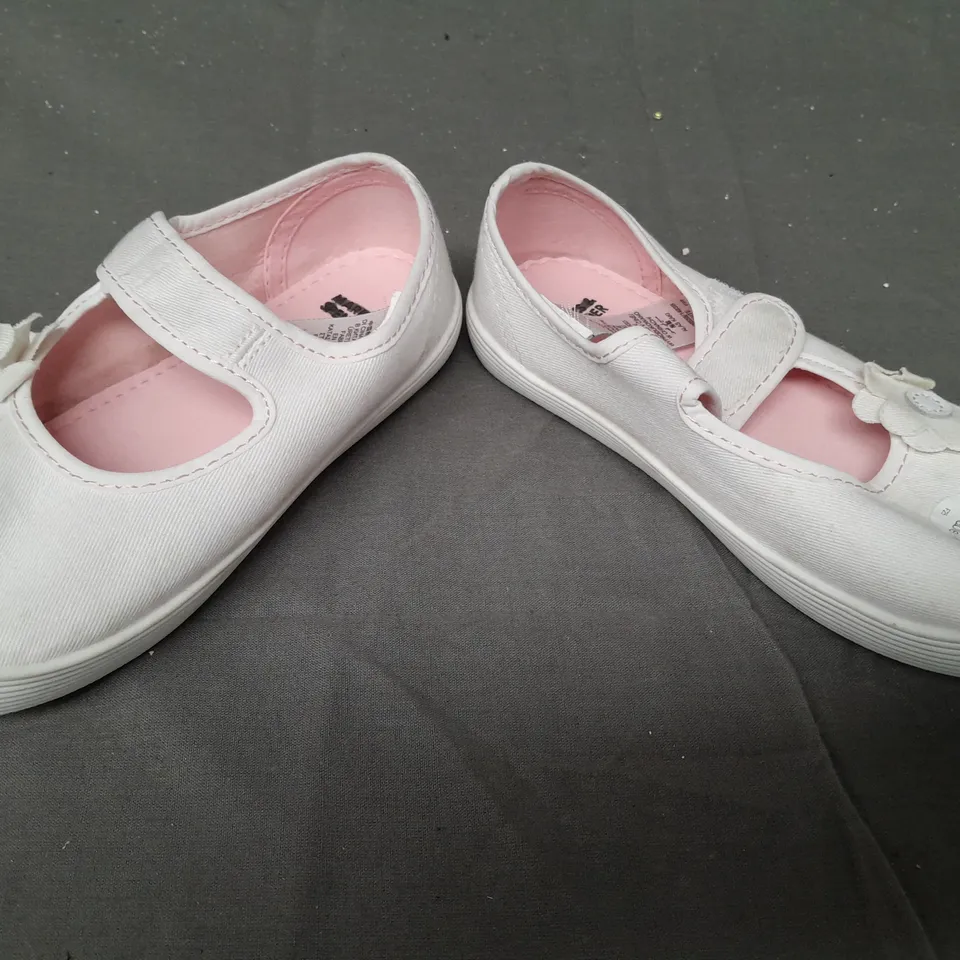 BOX OF APPROXIMATELY 20 PAIRS OF DESIGNER KIDS VELCRO STRAP SHOES IN WHITE W. FLOWER DETAIL IN WHITE - VARIOUS SIZES