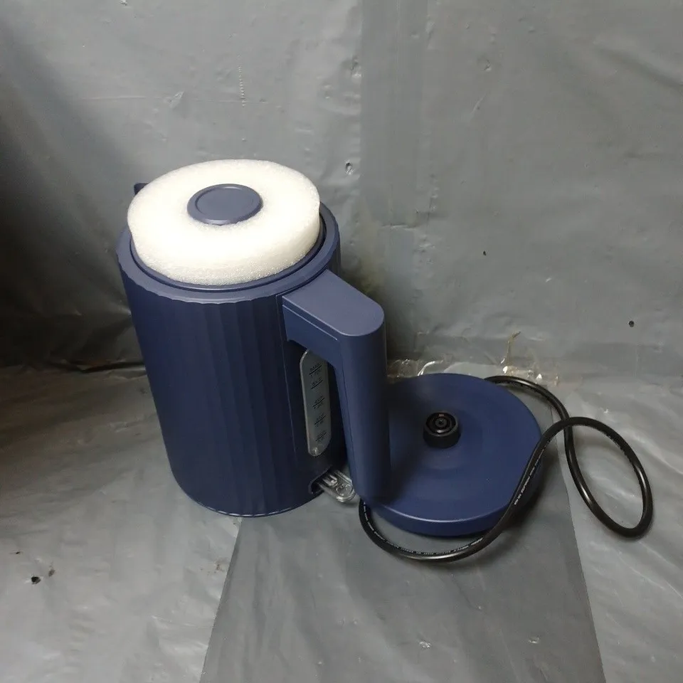BOXED HOME FAST BOIL RIBBED KETTLE IN NAVY