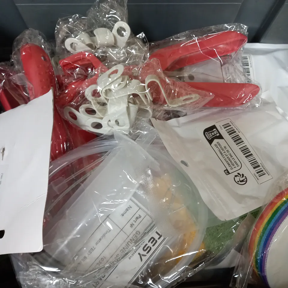 BOX OF APPROXIMATELY 10 ASSORTED ITEMS TO INCLUDE - BLU TACK , DESK TOY , NEUXS METAL LIGHT SWITCH ETC