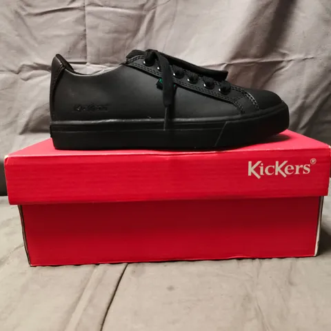 BOXED PAIR OF KICKERS KIDS SHOES IN BLACK SIZE EU 31