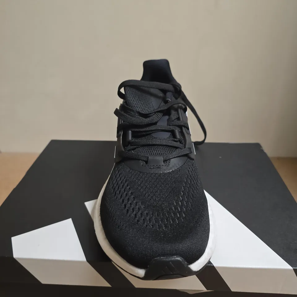 BOXED PAIR OF ADIDAS PUREBOOST 22 RUNNING SHOES – BLACK, UK 9 (MEN)