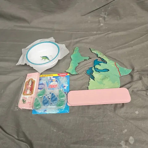 APPROXIMATELY 15 ASSORTED HOUSEHOLD ITEMS TO INCLUDE - CUTLERY, BOWLS, FRIDGE MAGNETS, ETC 