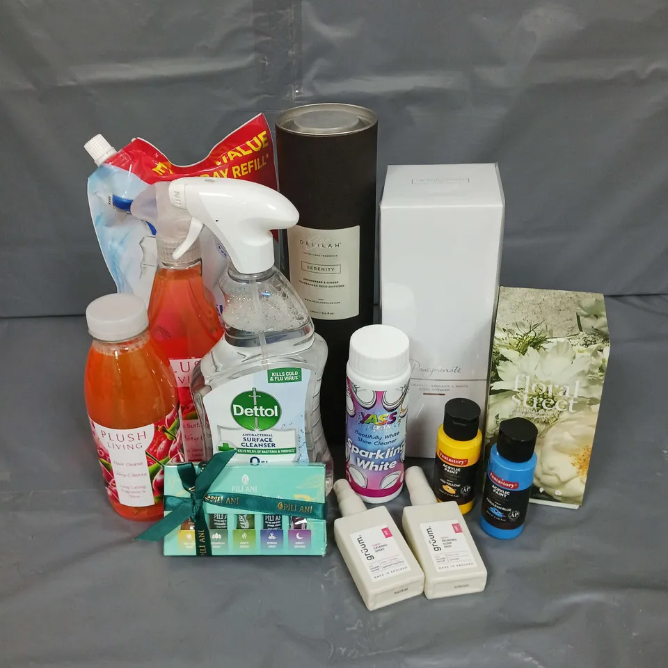 APPROXIMATELY 15 ASSORTED HOUSEHOLD ITEMS TO INCLUDE - DETTOL SURFACE CLEANSER - FLORAL STREET SCENT DIFFUSER - GRUUM CALMING SPRAY - ETC - COLLECTION ONLY