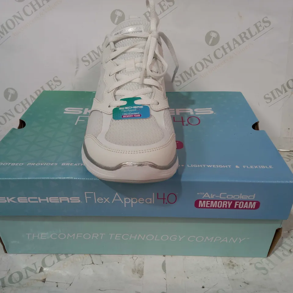 BOXED PAIR OF SKECHERS FLEX APPEAL 4.0 MEMORY FOAM TRAINERS IN WHITE UK SIZE 7