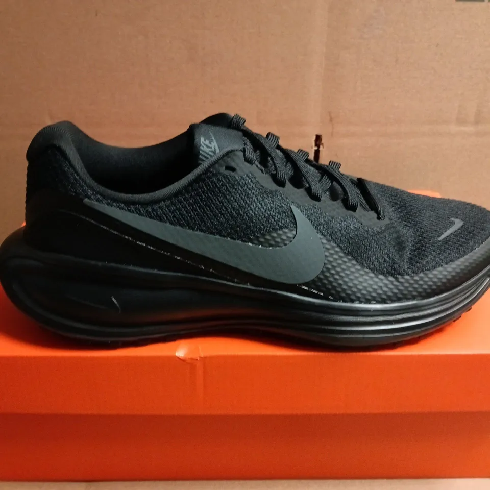 BOXED PAIR OF NIKE WOMEN'S RUNNING SHOES – BLACK, UK 8.5 