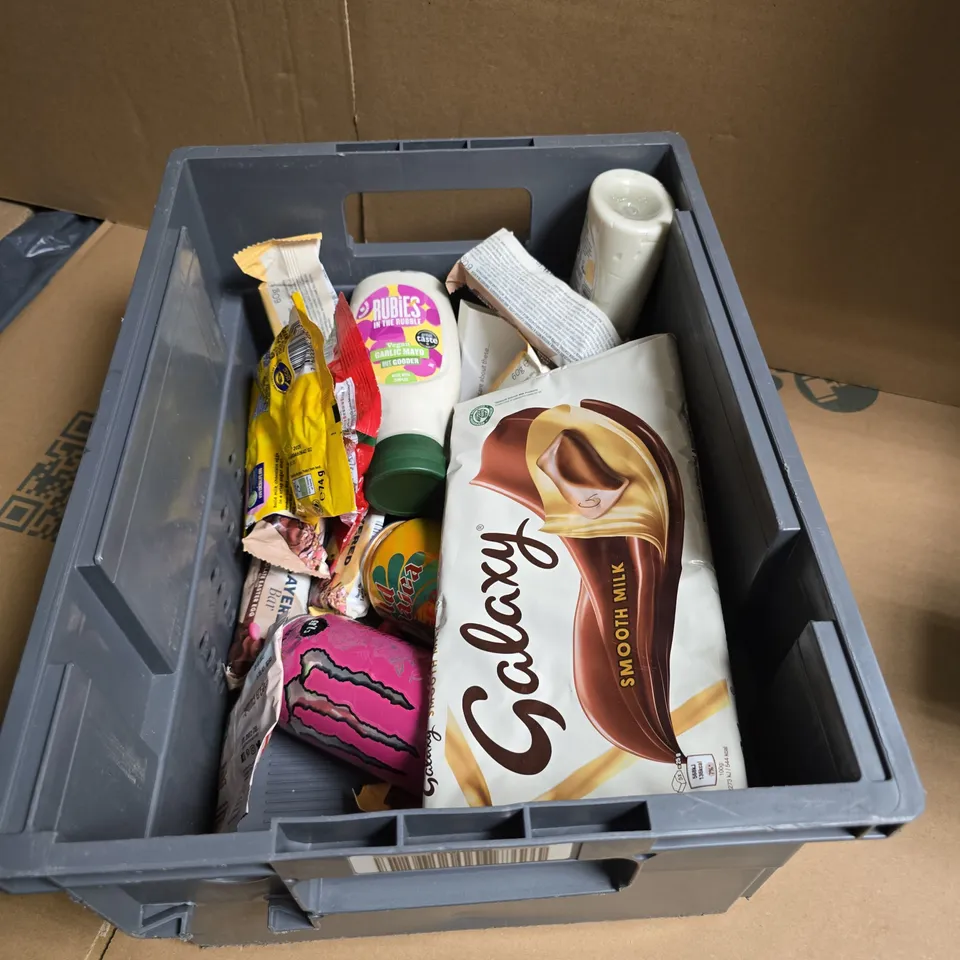 APPROXIMATELY 15 ASSORTED FOOD AND DRINK ITEMS INCLUDING GALAXY CHOCOLATE BARS AND OLS JAMAICA GINGER BEER