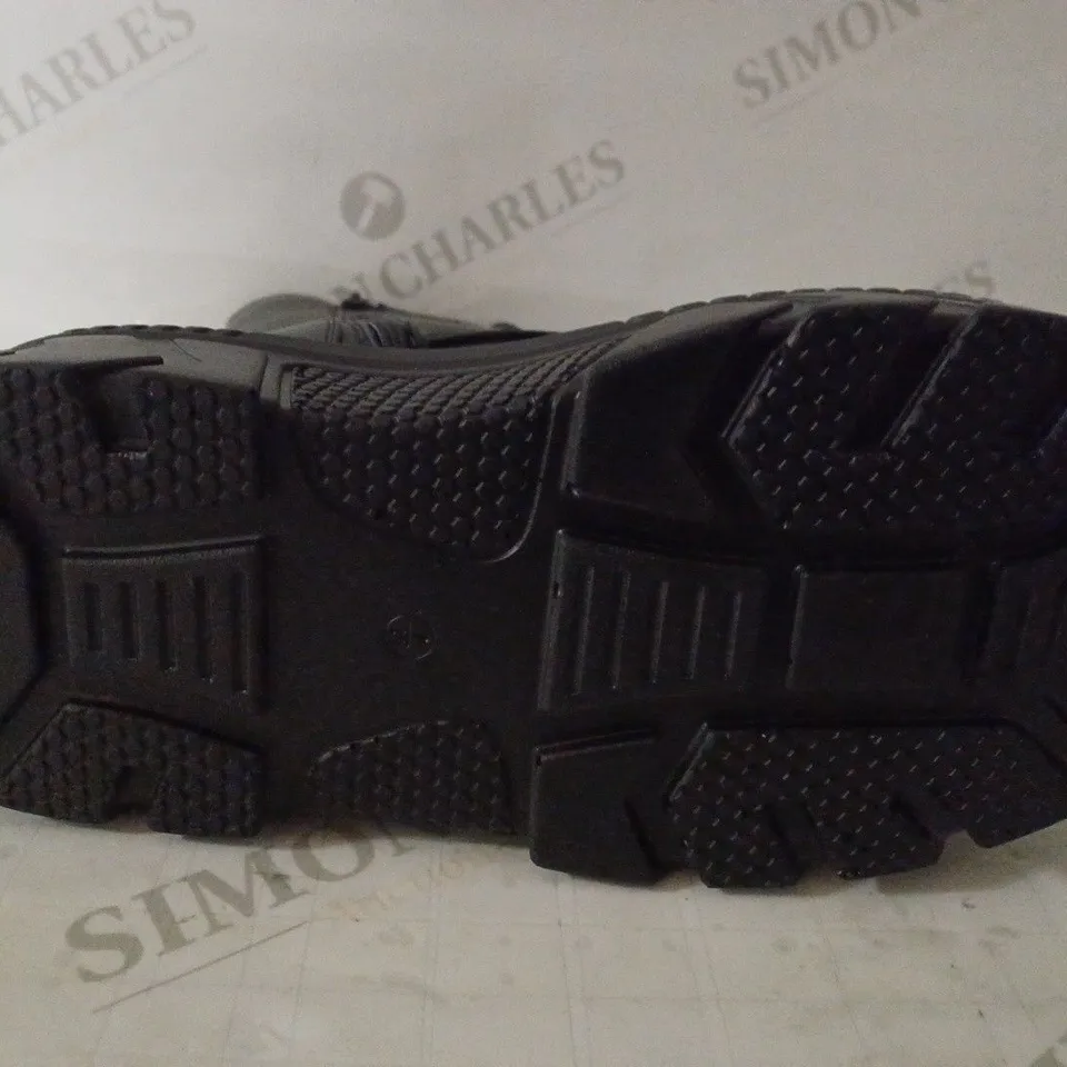 BOXED PAIR OF KOI WOMEN'S TALWAR CHUNKY STOMPER BOOTS SIZE 7