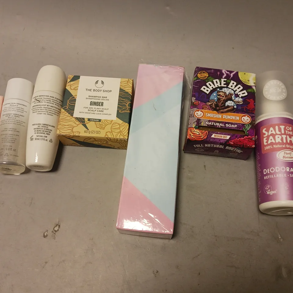 BOX OF APPROXIMATELY 20 COSMETIC ITEMS TO INCLUDE - DR SQUATCH DEODRANT, SOAP, SHMPOO, AND NIP FAB BOOST TRIO ETC.