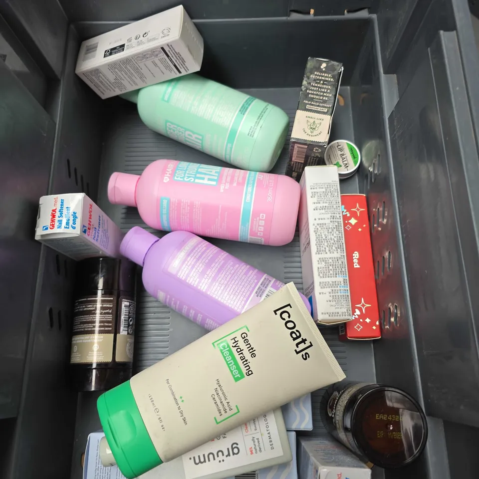 APPROXIMATELY 20 ASSORTED HEALTH & BEAUTY PRODUCTS TO INCLUDE DOVE ROLL ON, GARNIER AMBRE SOLAIRE AND THE BODY SHOP SHAMPOO