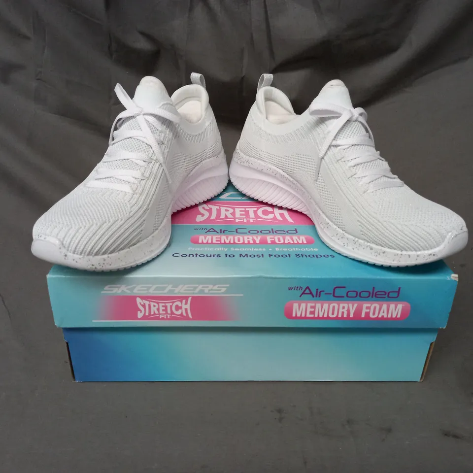 BOXED PAIR OF SKECHERS ARCH FIT TRAINERS IN WHITE SIZE 4