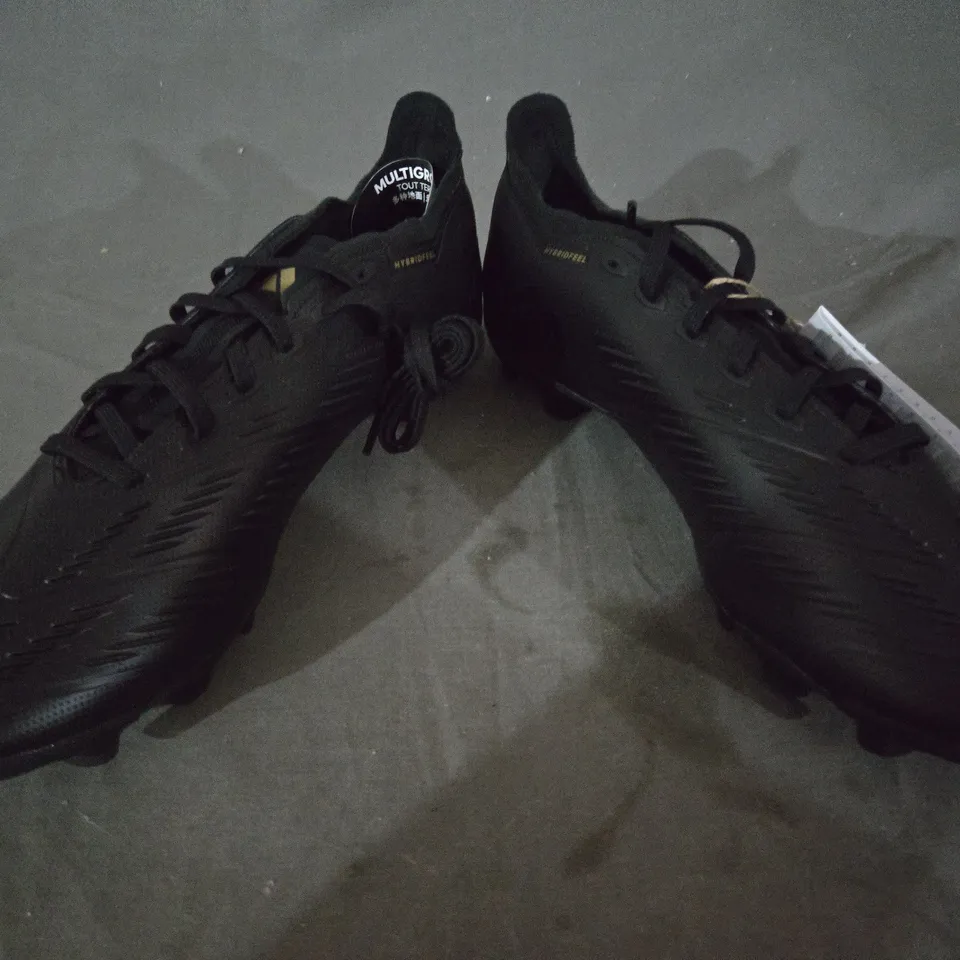 BOXED PAIR OF ADIDAS PREDATOR LEAGUE FOOTBALL BOOTS IN BLACK/CARBON UK SIZE 10.5