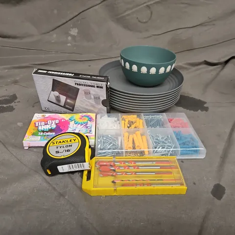 APPROXIMATELY 15 ASSORTED HOUSEHOLD ITEMS TO INCLUDE TIE-DYE INKS, PLATES, SCREWS, ETC
