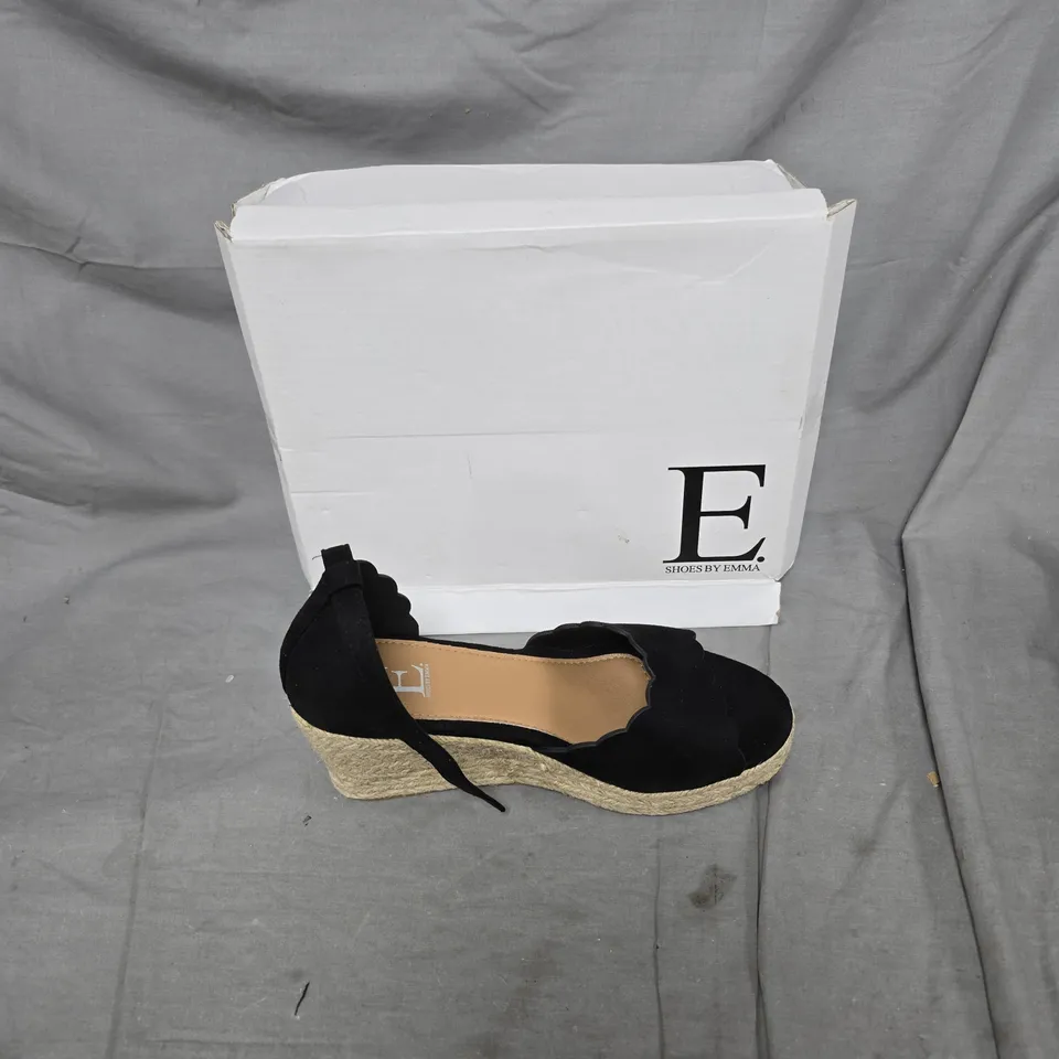 E SHOES BY EMMA WOMEN'S BLACK ESPADRILLE WEDGE SANDALS – UK 6