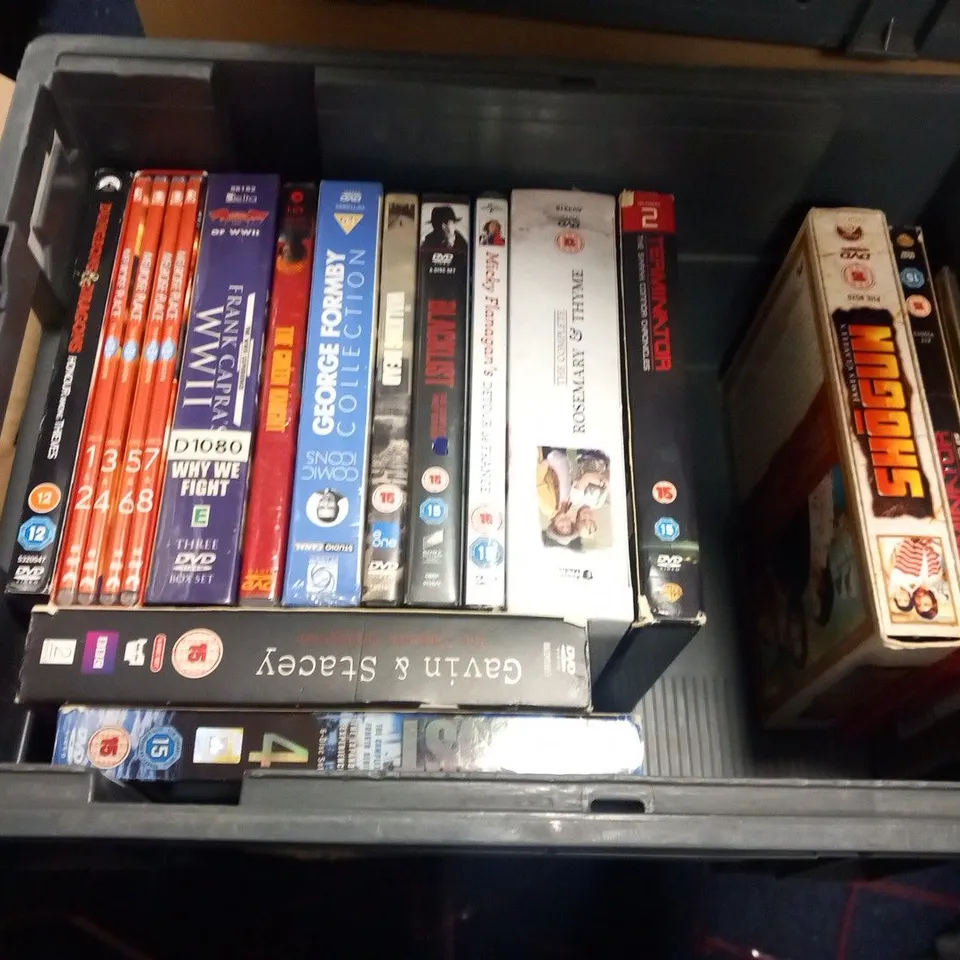 APPROXIMATELY 20 ASSORTED DVD AND BLU RAYS DISCS AND BOXSETS TO INCLUDE; VEEP, CSI, WE'LL MEET AGAIN, GAVIN AND STACEY AND BLACKLIST