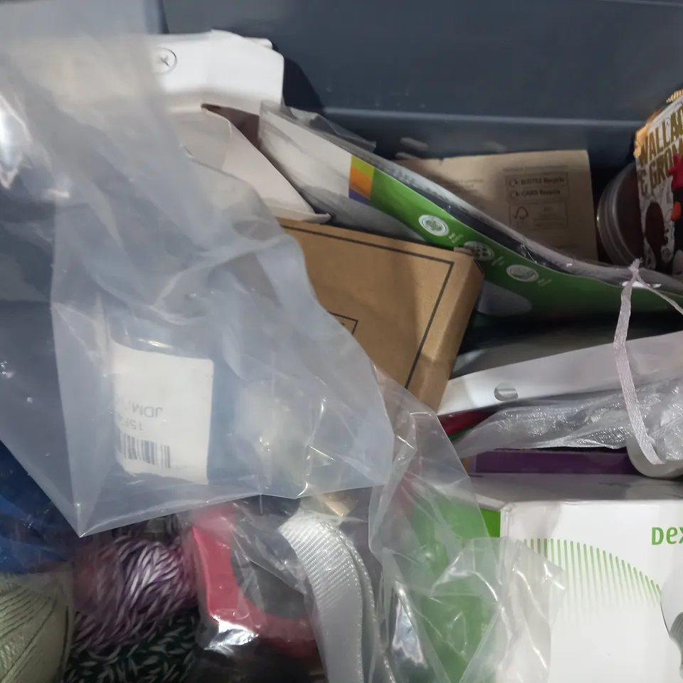 LOT OF APPROXIMATELY 10 ASSORTED HOUSEHOLD ITEMS TO INCLUDE COMBINATION KEY SAFE, HOME CHARGER, 11PC PRECISION SCREWDRIVER, ETC