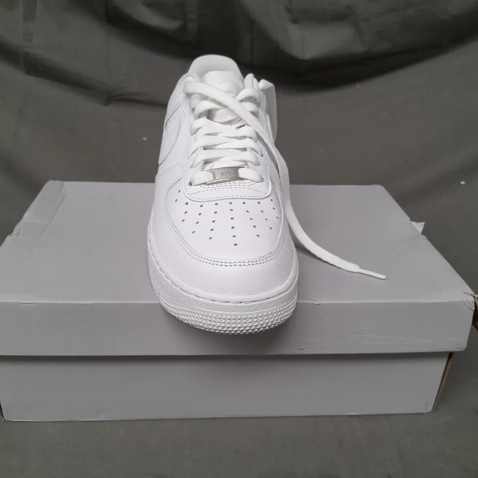 BOXED PAIR OF NIKE AIR FORCE 1 '07 SHOES IN WHITE UK SIZE 8