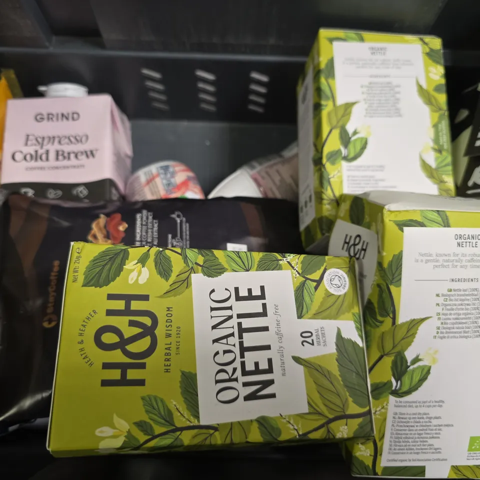 APPROXIMATELY 15 ASSORTED FOOD & DRINK ITEMS TO INCLUDE - SWEET TARTS ORIGINAL , COFFEE MATE , TUSK AFRICAN BLEND , SALTED CARAMEL FUDGE ETC