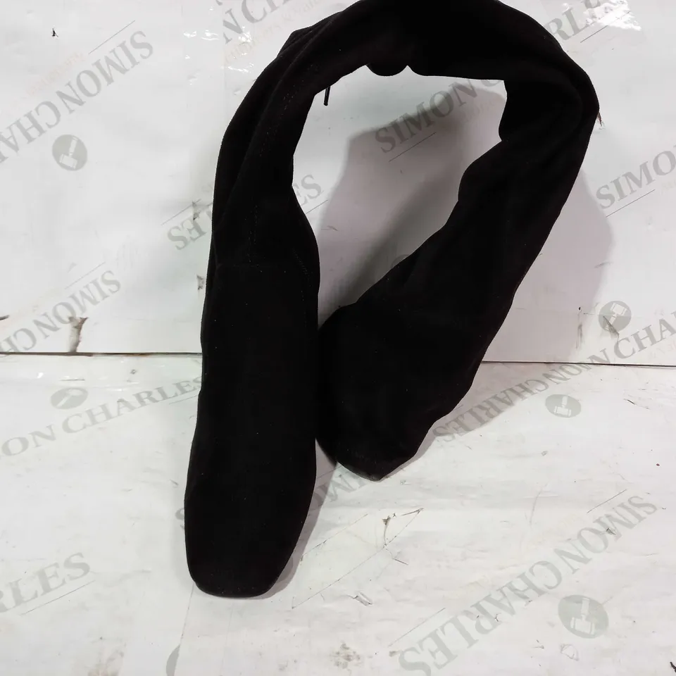 BOXED PAIR OF ASOS DESIGN BLOCK HEELED OVER THE KNEE BOOTS IN BLACK UK SIZE 4