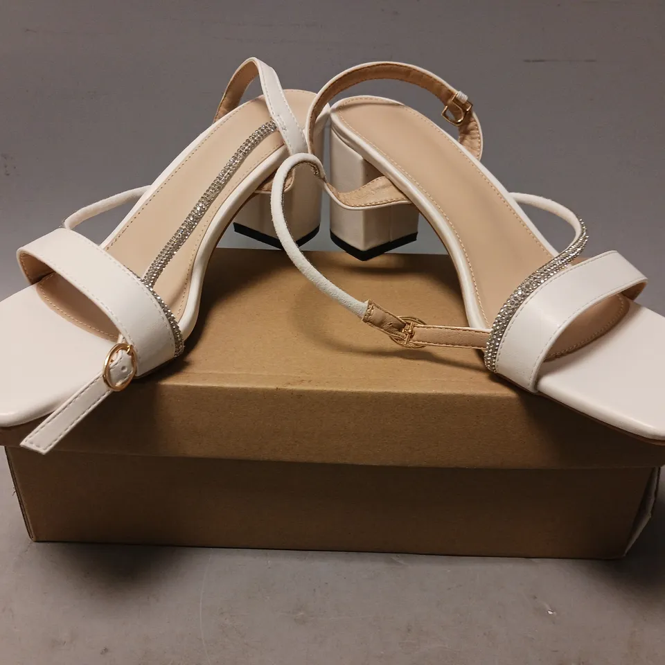 BOXED PAIR OF DESIGNER OPEN TOE BLOCK HEEL STRAPPY SANDALS IN WHITE W. JEWEL EFFECT EU SIZE 40