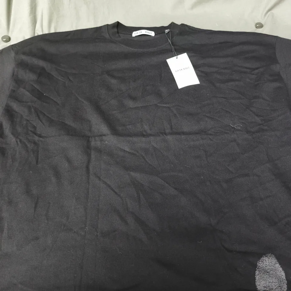 FIFTH DIGIT T-SHIRT – GENETICALLY DIFFERENT - SIZE L