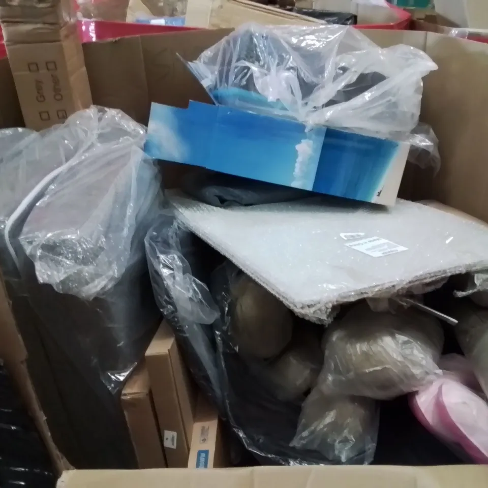 PALLET OF ASSORTED ITEMS TO INCLUDE: STEP LADDER, FOLDING MATTRESS, PET PLAY TENT, PET BEDS, TOWELS, TABLETOP EASEL ECT