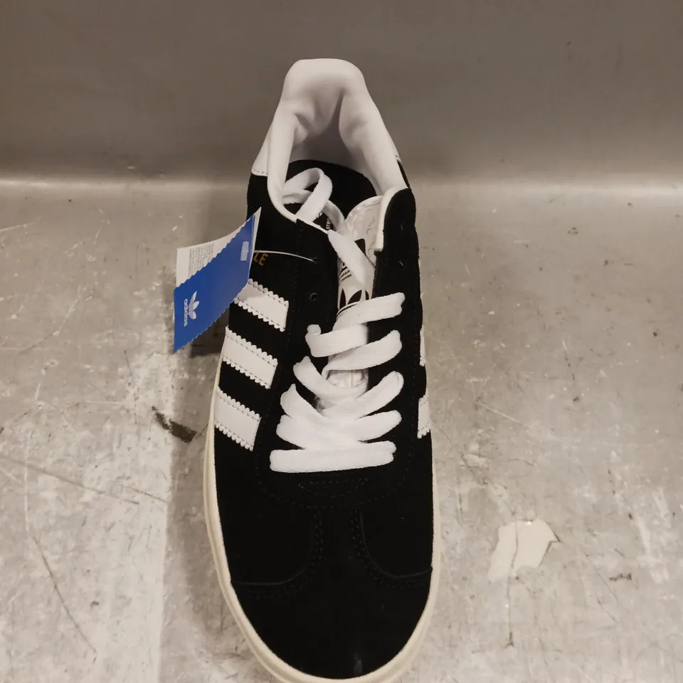 PAIR OF ADIDAS GAZELLE TRAINERS IN BLACK/WHITE - 6