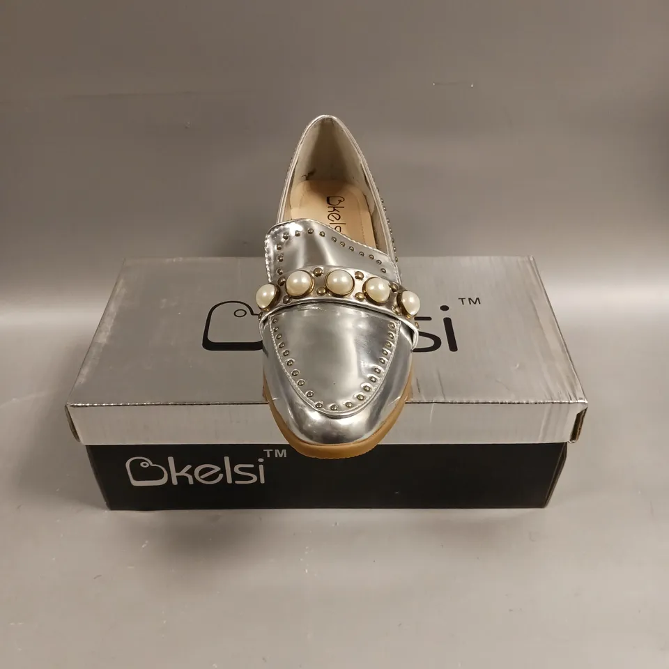 BOXED PAIR OF BKELSI DL86 SLIPS ON SHOES IN SILVER - 4