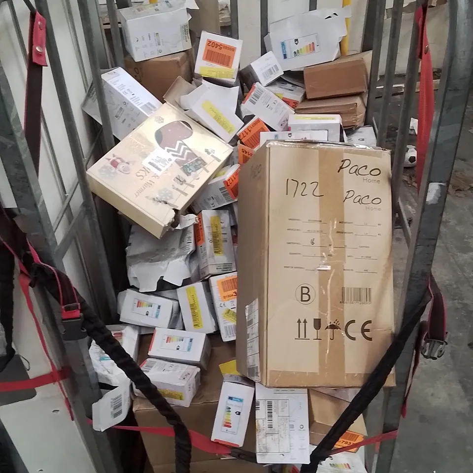 LOT CONTAINING LARGE AMOUNT OF VARIOUS ASSORTED BOXED LIGHT BULBS 