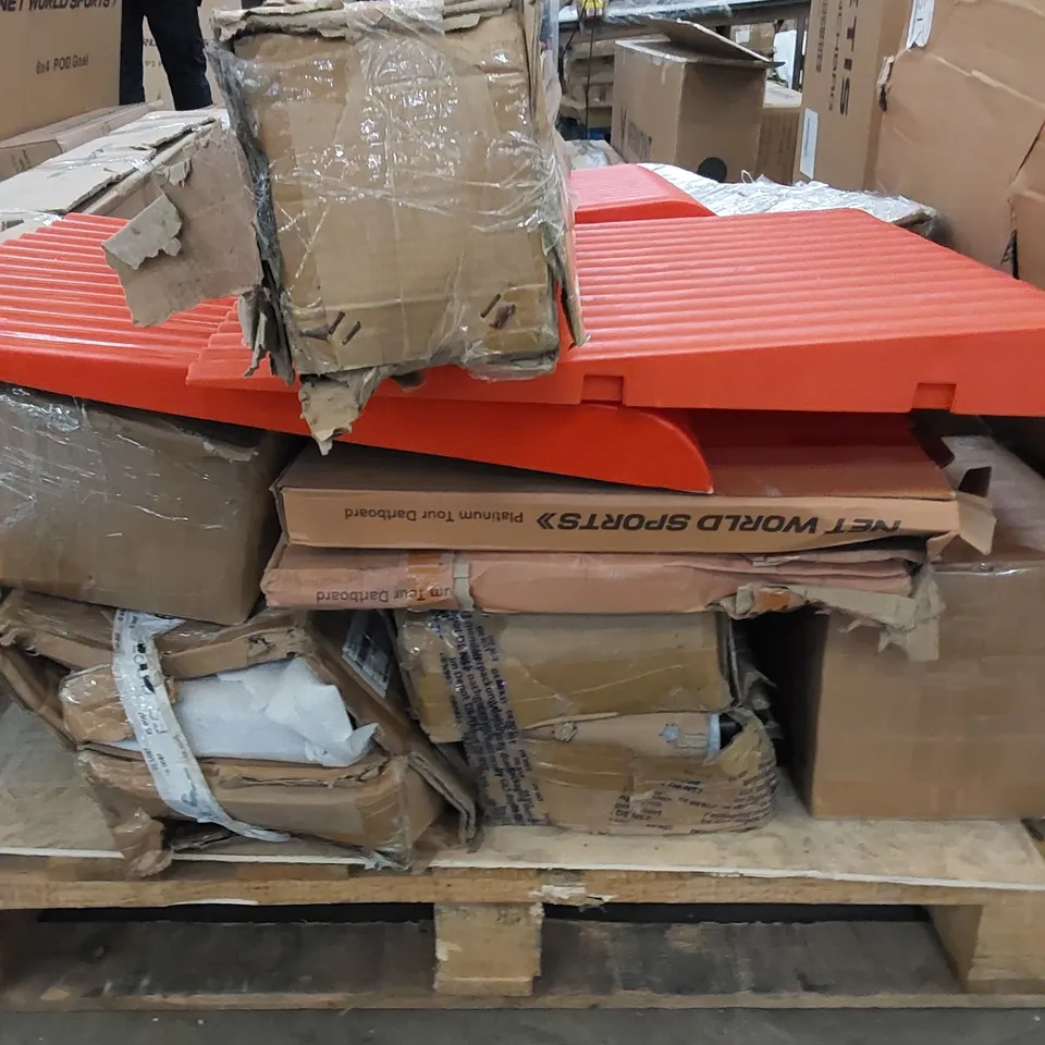 PALLET OF ASSORTED SPORT PARTS TO INCLUDE FORB PORTABLE GOLF NET, AND PLATINUM TOUR DARTBOARD 