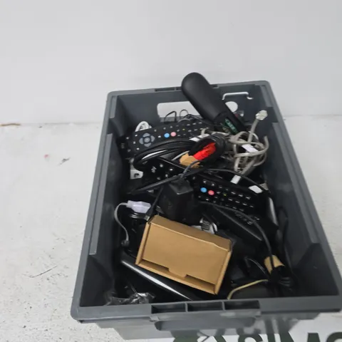 TOTE OF APPROXIMATELY 14 ASSORTED ITEMS TO INCLUDE: SKY ROUTER