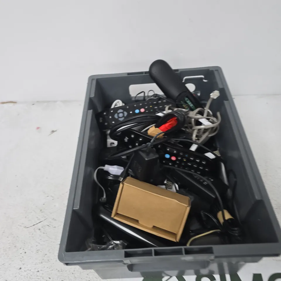 TOTE OF APPROXIMATELY 14 ASSORTED ITEMS TO INCLUDE: SKY ROUTER 