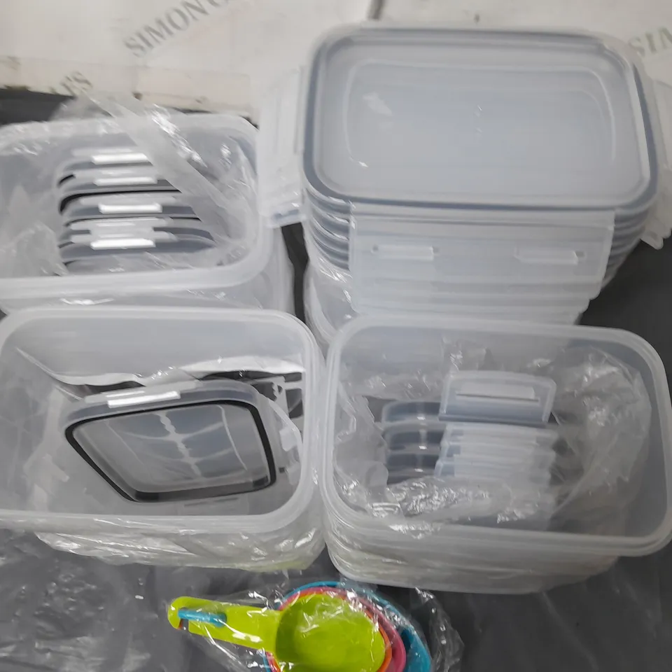 LOT OF PLASTIC STORAGE POTS WITH CLIP SHUT LIDS