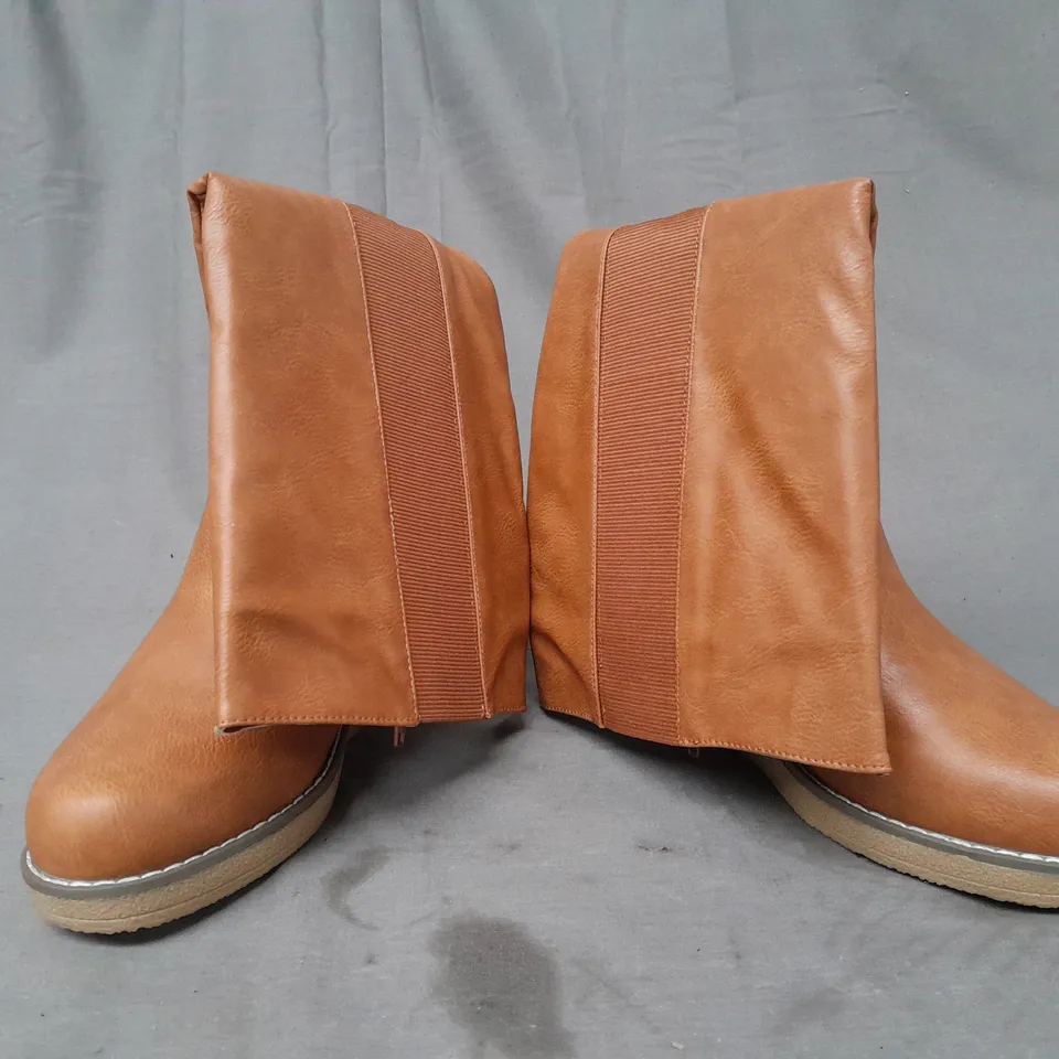 BOXED PAIR OF DESIGNER KNEE-HIGH BOOTS IN TAN SIZE 5