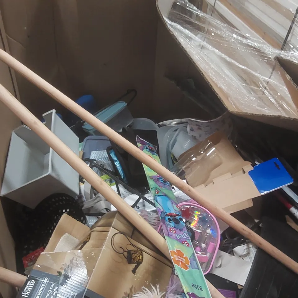 PALLET CONTAINING A VERY LARGE QUANTITY OF ASSORTED CONSUMER PRODUCTS INCLUDING: KIDS KITES, WIPER BLADES, CAMPING STOVE, GARDEN SOLAR LIGHT ECT
