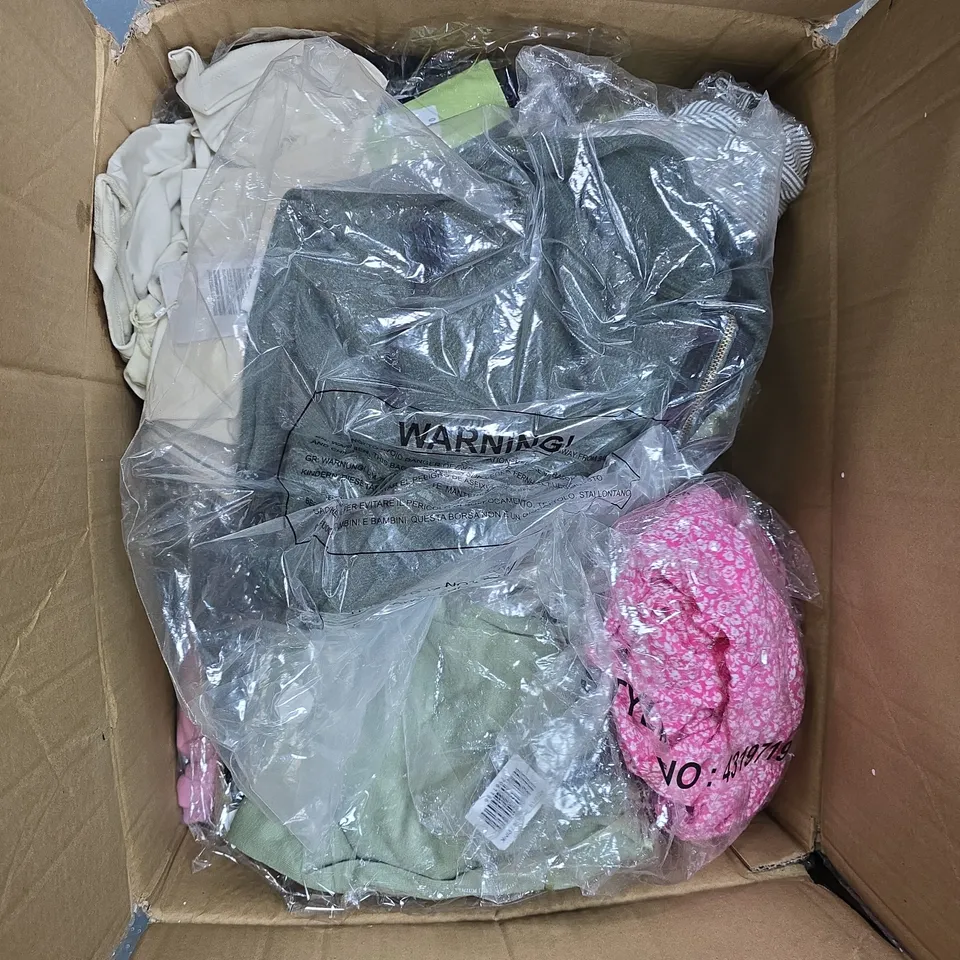 LARGE QUANTITY OF ASSORTED ITEMS TO INCLUDE KNITTED JUMPERS, LADIES T-SHIRTS, HANDBAGS, ETC - COLLECTION ONLY