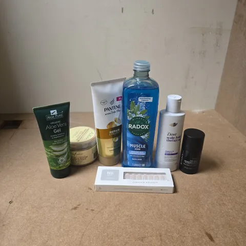 APPROXIMATELY 15 ASSORTED HEALTH & BEAUTY PRODUCTS TO INCLUDE RADOX MUSCLE SOAK, ALOE VERA GEL, RITUALS 24H, ETC - COLLECTION ONLY