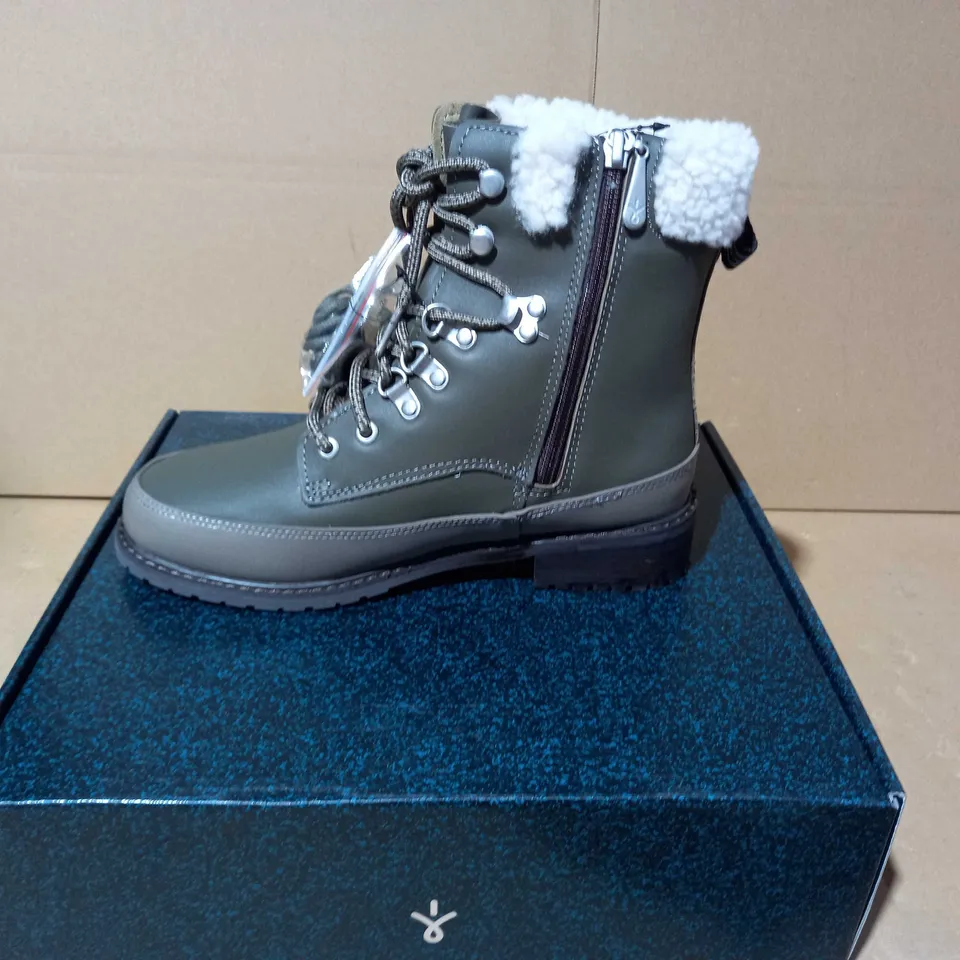 BOXED PAUR OF EMU OKAB FAUX LEATHER BOOTS IN DARK OLIVE UK SIZE 5