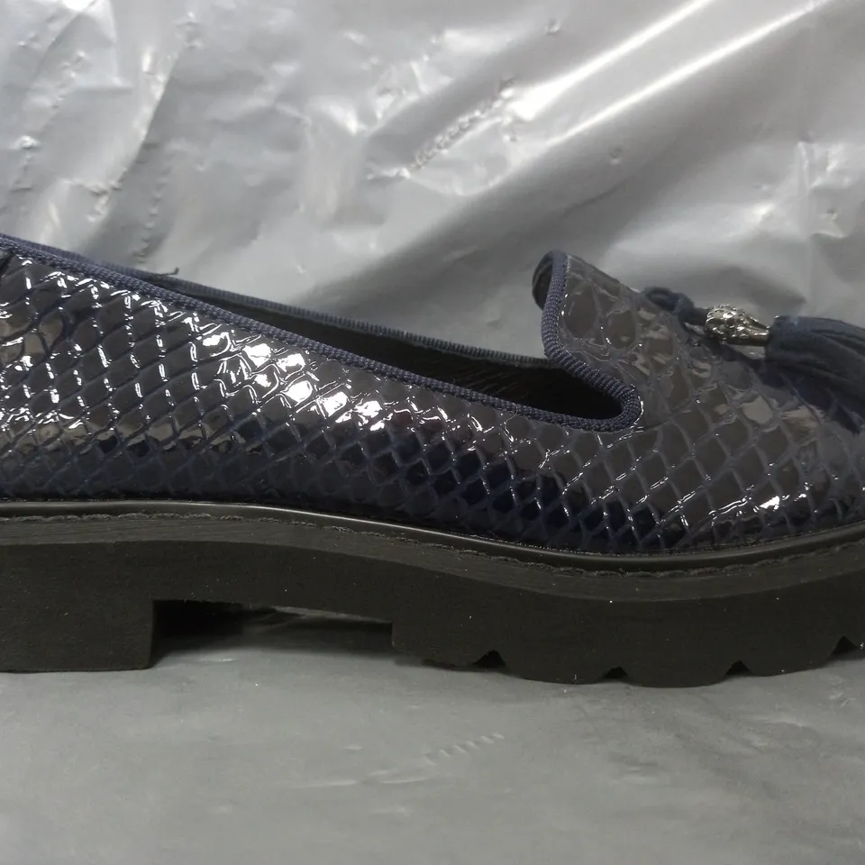 SKECHERS UNO STAND ON AIR LACE UP TRAINER - TEAL SIZE 4.5 