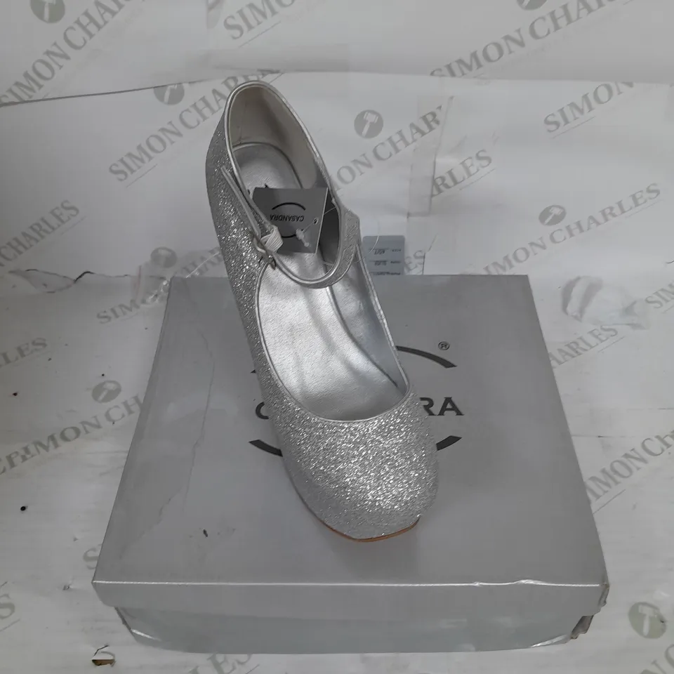 BOXED PAIR OF CASANDRA PLATFORM STRAP SHOE IN SILVER GLITTER SIZE 4