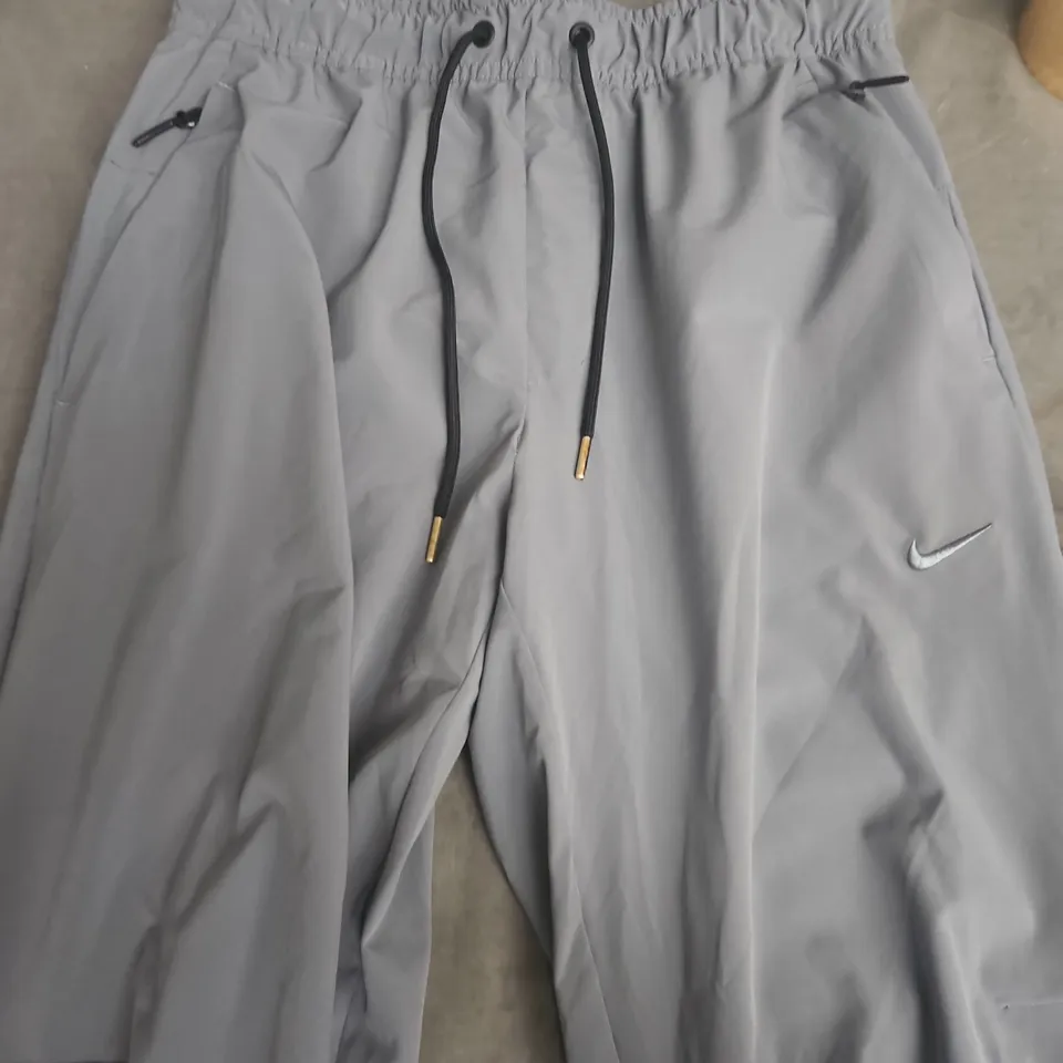 NIKE GREY TRACK PANTS WITH DRAWSTRING AND ZIP POCKET SIZE S