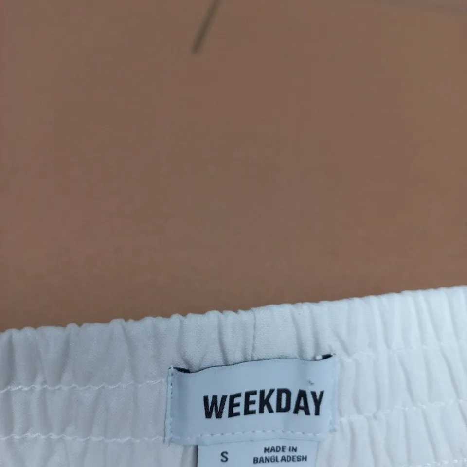 WEEKDAY WHITE SHORTS – UK S 