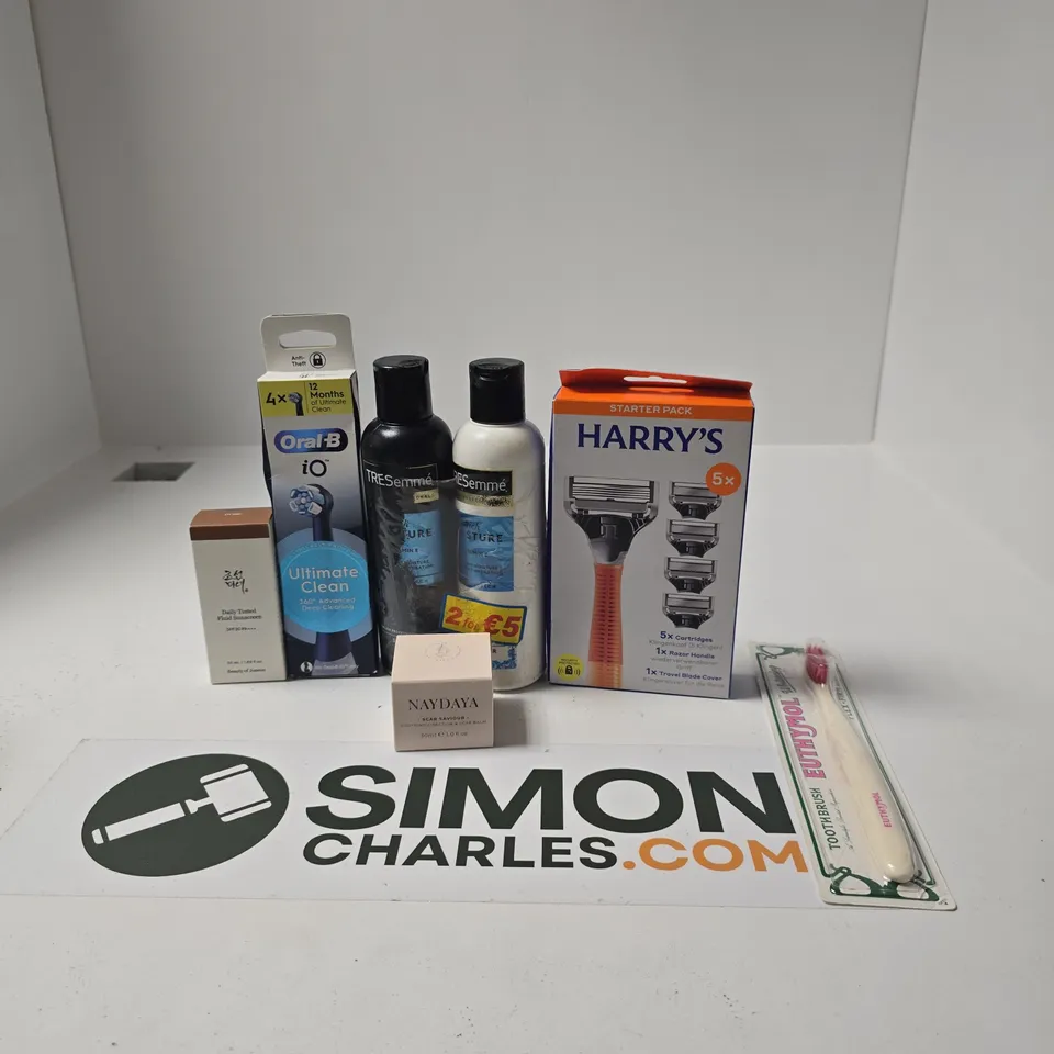 TOTE OF APPROXIMATELY 10 ASSORTED BEAUTY PRODUCTS INCLUDING ORAL B IO ULTIMATE CLEAN, EUTHYMOL TOOTHBRUSH AND TRESEMME SHAMPOO AND CONDITIONER
